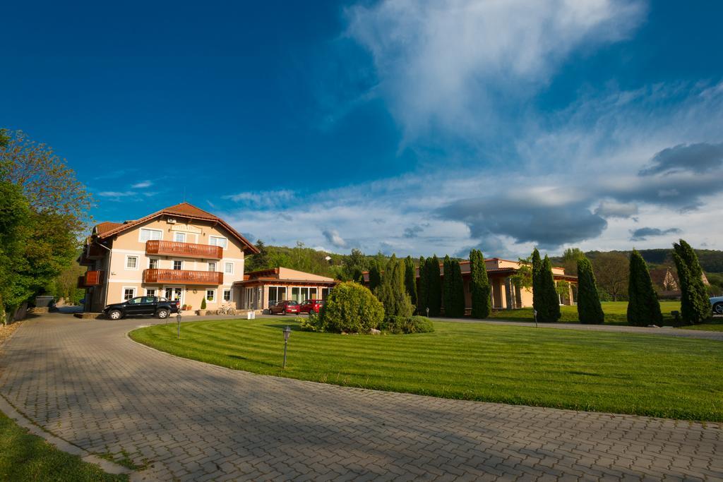 Hotel Honti Wellness Es Konferencia Szalloda Visegrad Exterior photo
